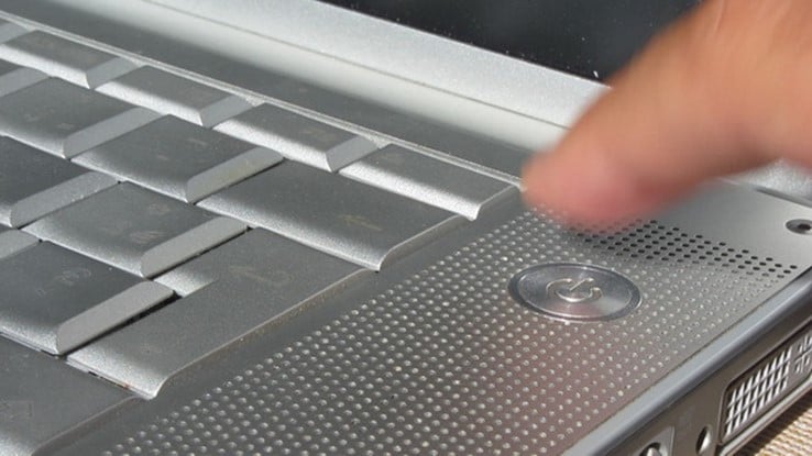 перезагрузка зависшего ноутбука с помощью кнопки выключения